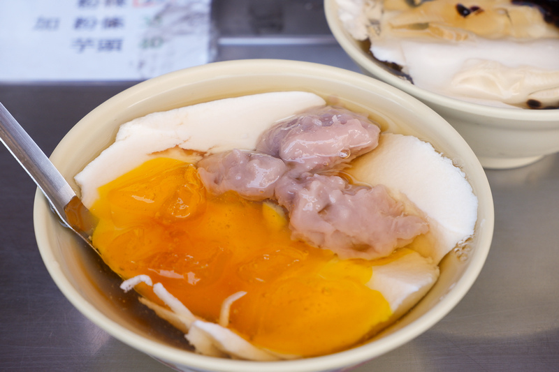 【新莊】中誠街古早味豆花：大排長龍便宜料多，芋頭、粉粿美味必點