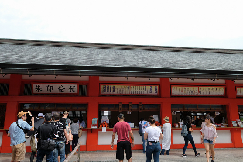 【京都】伏見稻荷大社：千本鳥居必看！狐狸御守、門票交通＆附近