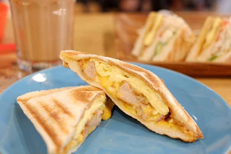 【新莊】：好食在早午餐 ♥ 熱押吐司夾藏香濃乳酪，燙口還會小牽絲，窄巷內的人氣店，好吃推薦！
