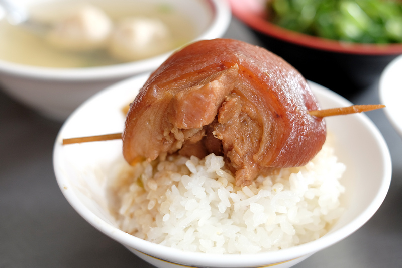 【彰化市】：阿泉爌肉飯 ♥ 人潮不斷湧入，生意好到爆炸的在地名店，爌肉皮Q肉香超美味