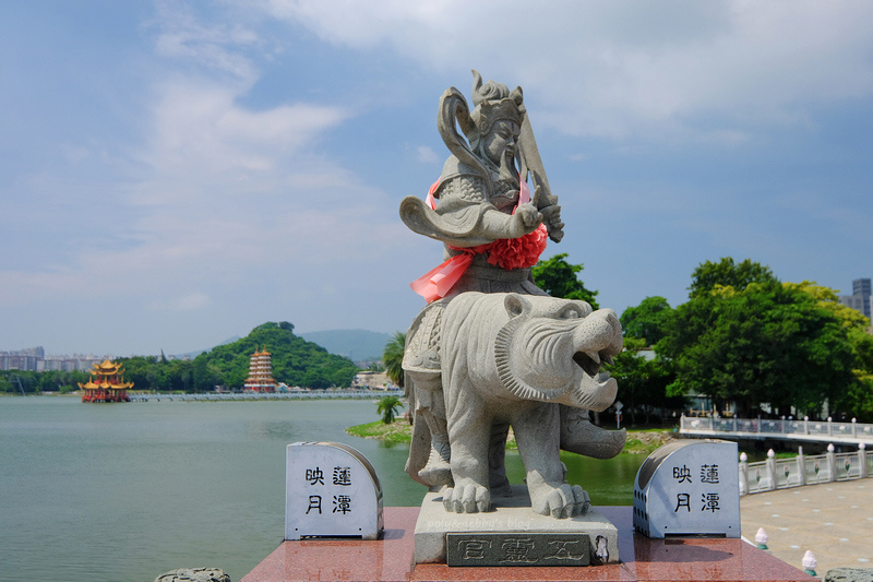【高雄左營】蓮池潭風景區：龍虎塔、春秋閣、玄天上帝等交通美食