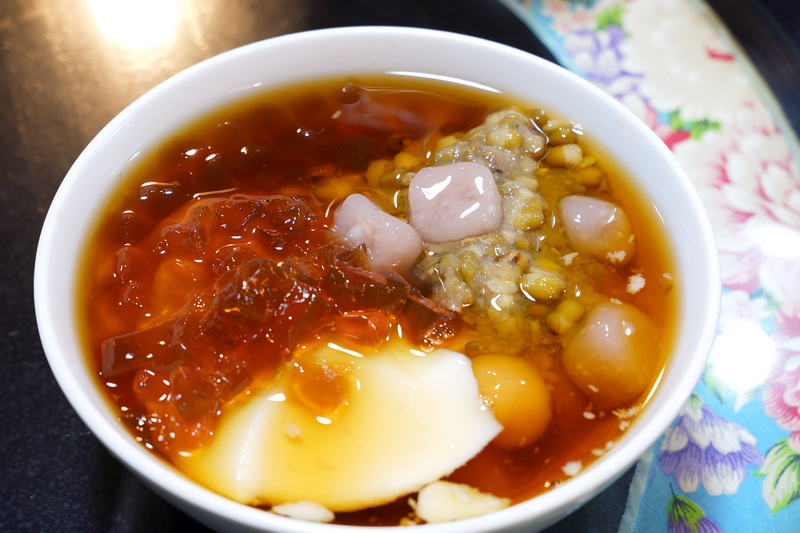 【台北】庄頭豆花担：黑白雙色豆花，人氣配料不限樣任選，石花凍必點